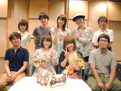 上段左から 森 綾香さん、内山昂輝さん、戸松遥さん、川原慶久さん、 倉富 亮さん<br>下段左から 助野嘉昭先生、花澤香菜さん、内山夕実さん、藤田陽一監督