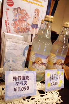 写真の左側にあるのは、今回のカフェで先行販売されている「TARI TARIグラス」。和奏、来夏、紗羽の3人がプリントされています。