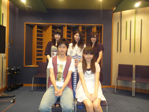 前列左より、逢坂良太(姫小路秋人役)、木戸衣吹(姫小路秋子役)、<br>後列左より、下田麻美(猿渡銀兵衛春臣役)、茅原実里(那須原アナスタシア役)、喜多村英梨(二階堂嵐役)