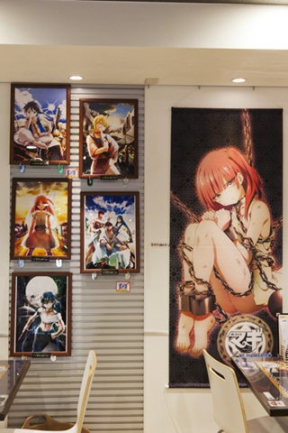 店内の壁面には版権イラストや主要キャラクターのタペストリーが飾られている。