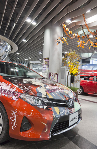 アムラックス館内はハロウィンのシーズンに合わせてオレンジの装飾が施されていた。オーリスのオレンジメタリックも、秋っぽいカラーで似合う!