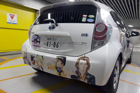 リアはフェンダー部分に4人のキャラクター。後続車両は気になって仕方がないでしょう。