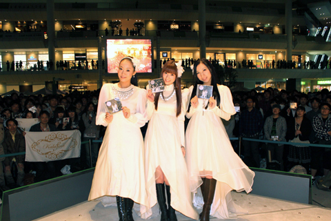 「Kalafina」のみなさん(左から、Wakanaさん、Keikoさん、Hikaruさん)。今回のイベントでKalafinaのメンバーたちが着ていた衣装は初お披露目！