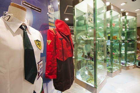 アニメイトカフェの入り口にある展示スペースには、コスプレ衣装や関連商品が飾ってある。