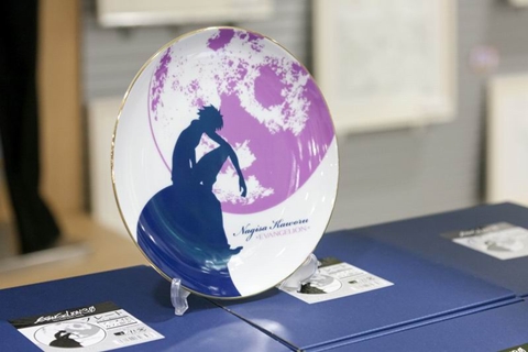 アニメイトカフェ限定グッズの目玉商品がコレ! 直径約195mmのプレートで、価格は1050円。