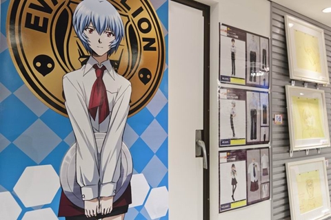 飲食スペースの壁面には主要キャラクターのタペストリーと原画。原画は撮影禁止なのでしっかり目に焼き付けておくべし!