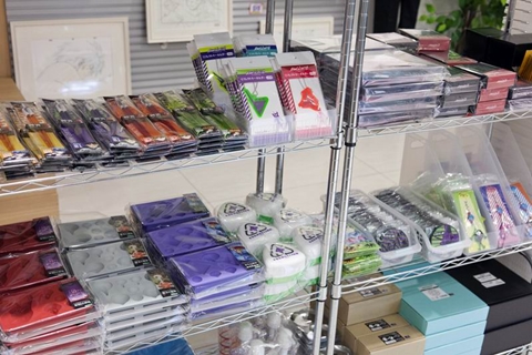 この他にも関連グッズを販売中。A.T.フィールド皿、ストラップ等充実の品ぞろえ!