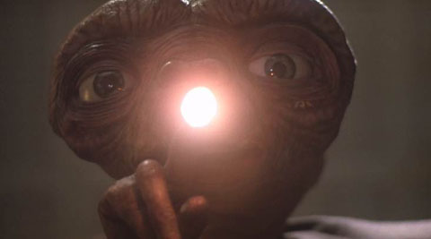『E.T.』×ダンボーの共演CMが完成！ジョーズに続く第2弾！