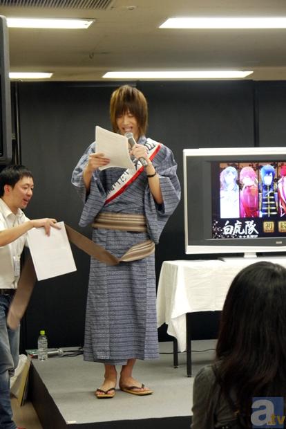 宣伝に熱を入れすぎたためか、飯田さんの帯が取れるハプニングも!!　突然のセクシーアクシデントにファンたちもびっくり！