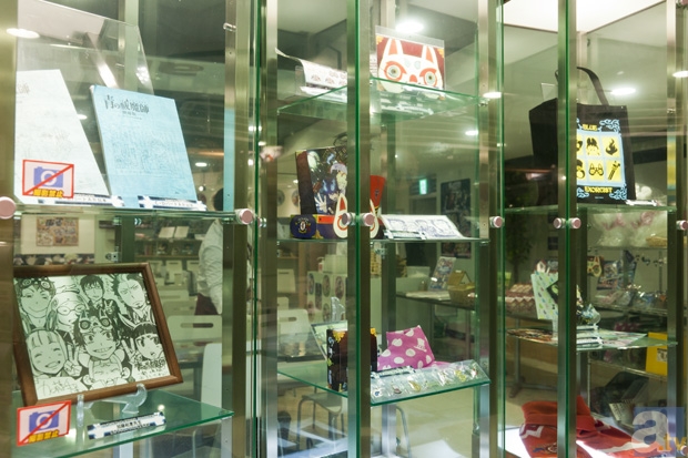 激レアアイテムと関連グッズが展示されたショーケース。入店したら目の前にあります。 