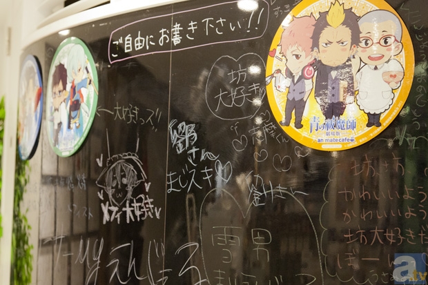 アニメイトカフェに入った右側の壁は、ペンで自由に落書きができる。思いっきり大きなイラストを描いているお客さんもいた。 