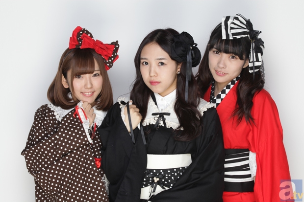 ファンタジーをコンセプトに、高森紫乃（写真 中央）、青木栞（写真 右）、木下望（写真 左）の３人からなるアイドルグループ「Starmarie（スターマリー）」。