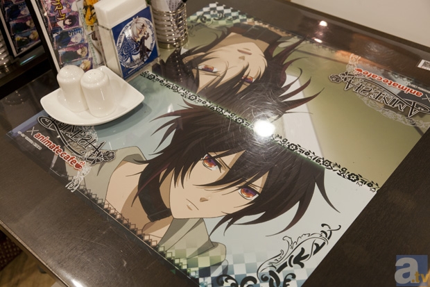 各テーブルにはキャラクターのテーブルマットが敷いてある。