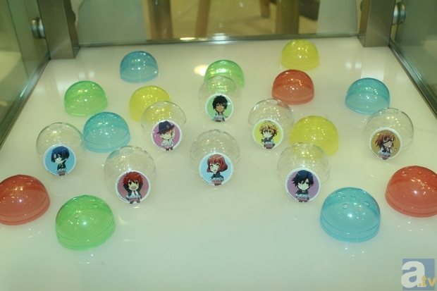 ショーケースには、限定グッズやレア商品を展示。