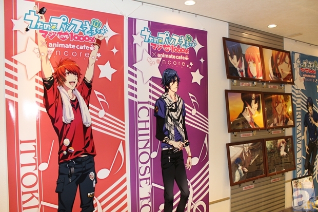 飲食スペースの壁には、キャラクターが描かれたタペストリーやアニメのワンシーン、ミニキャラのイラストがたくさん飾られています。