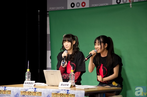 写真左より、魔族娘役・松井恵理子さん、メイド妹役・東山奈央さん。