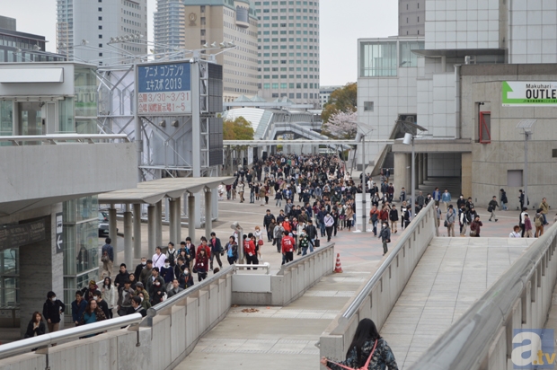 ▲会場に向かうファンの波。8時30分頃。