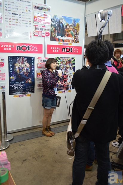 ▲nottvブースで、「かねとも」こと金田朋子さんが、生中継中!