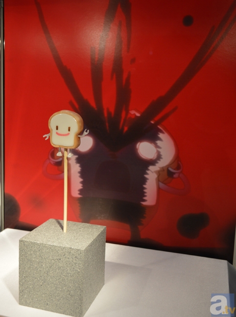 ▲飴細工コーナーに展示中の『人類は衰退しました』一斤さんの飴細工。バックとのコントラストが凄まじい!