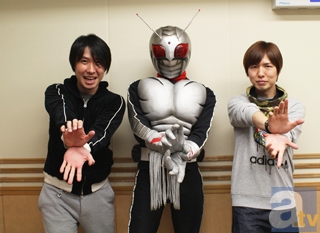 ▲1月25月放送終了後。<br>左から鈴村健一さん、仮面ライダースーパー１、神谷浩史さん