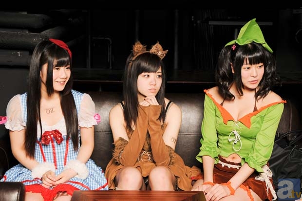 <b>OZ</b><br>左より、日向 夕奈、佐藤 七彩、結城 める。