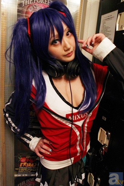 ▲MiXUS Girlsとして参加していたRiEさん。世界コスプレサミット(WCS)2009日本代表＆グランドチャンピオンであり、イベント中はたくさんの方々から声をかけられる人気者であった。