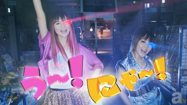 ▲『太陽曰く燃えよカオス(ADM MIX)』 MVより。左:CRAZY YU(小林ゆうさん)、右:DANCING YUKARI(後藤友香里さん)