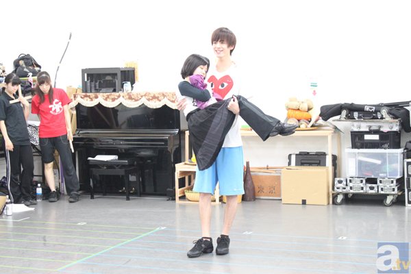 ▲音子をルイスがお姫様だっこ!