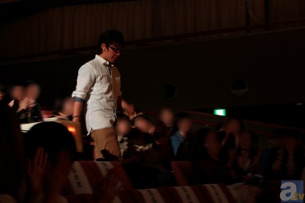 ▲ここでも佐藤さんは、客席の後方から客席中央を通って登場するというサプライズでファンのみなさんを沸かせる。