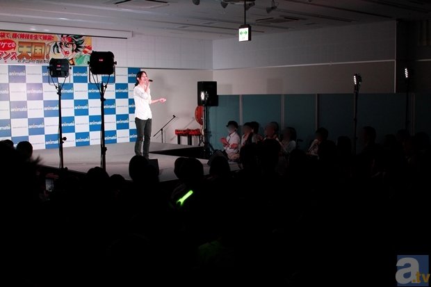 ▲当日は会場から溢れるほどの人が集まり大賑わい。また、ステージの様子はお店の外の巨大スクリーンにも映された。