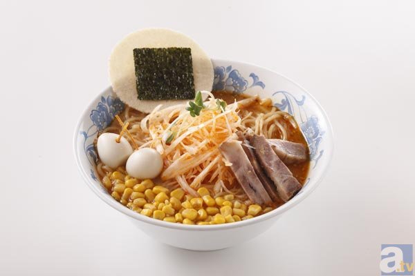 ▲鹿之介とおやっさんのラーメン：1300円<br> 棍棒をイメージした、うずらの卵2個とせんべいをトッピングした味噌ラーメン。スープにディップしてかじってみたら、美味しさ倍増♪