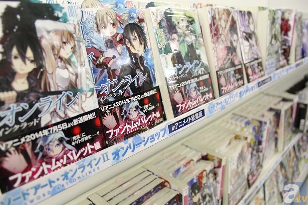 ▲フロアの奥に進むと、グッズ販売コーナーへ。限定商品はもちろん、アニメイトで販売されている『ソードアート・オンライン』のほぼすべてグッズが、ここに揃っています！