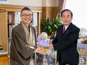 1月新番『神様はじめました◎』の大地丙太郎監督が、埼玉県・上田清司知事を表敬訪問! 公式レポートでその模様を大公開!