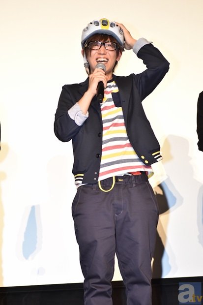 ▲坂道になりきるために安元さんからメガネを借りる一幕もあった。