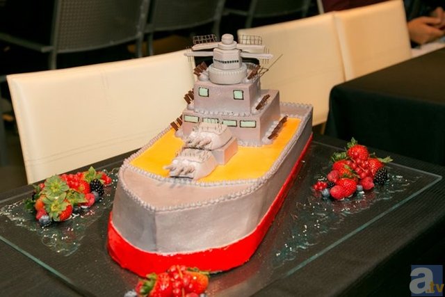 <b>▲船内に入ると、いきなり「大和型ケーキ」が飾られていました。もちろん食べられます。</b>