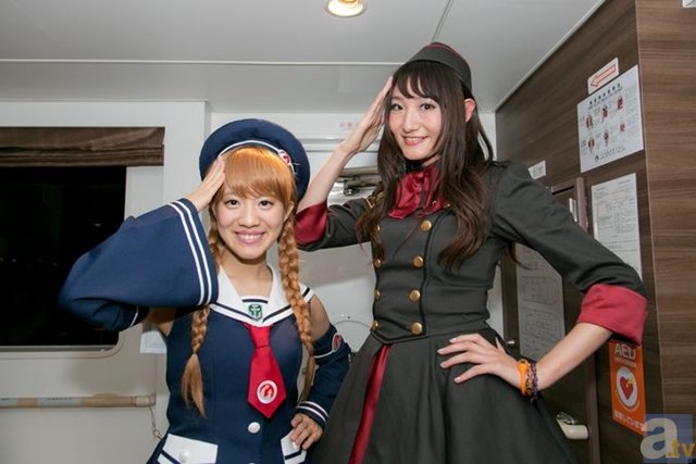 <b>▲横浜港クルーズを彩るWargaming Japan Garlsのおふたり。左側の衣装は、なんとイラストレーター「しばふ氏」がデザイン。</b>