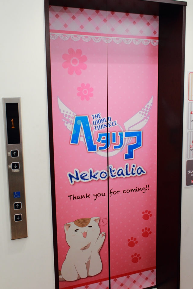▲出口のエレベーターでは、イタリア猫がお見送りしてくれました