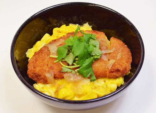 <b>▲「LUNCHRUSHのメシ処謹製 出久が食べてるカツ丼」（920円）</b>