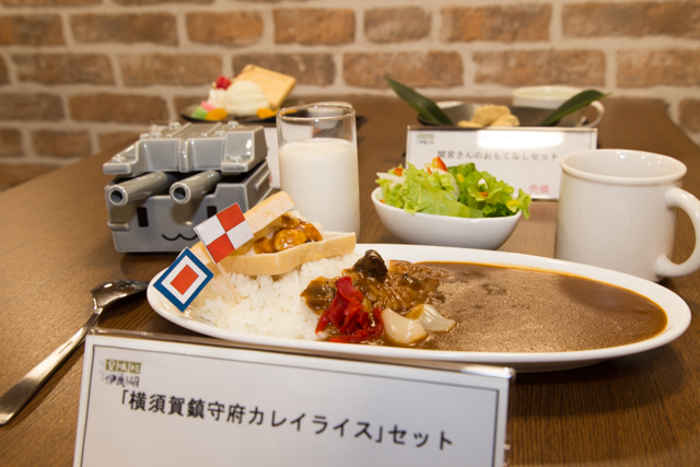 ▲「横須賀鎮守府カレイライス」セット。連装砲ちゃんの食器で食事できますよ！