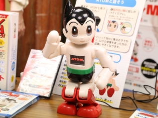 『鉄腕アトム』ゆかりの地・高田馬場でATOMが登場! コミュニケーション・ロボットATOMをフォトレポート!