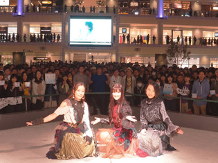 Kalafina 20thシングル「into the world/メルヒェン」リリイベ、恒例のラゾーナ川崎にファンたちが集う!