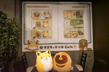 イラストレーター・アタモト氏の描く『タヌキとキツネ』初のコラボカフェをレポート! こだわりのカフェメニューは食べるのがもったいない!?