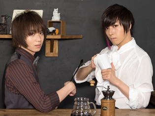 声優・蒼井翔太さんがエプロン姿でブレンドコーヒー作りに挑戦! 植田圭輔さん主演のTVアニメ『王室教師ハイネ』第3巻特典映像の収録現場をレポート