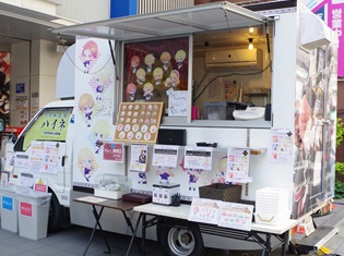 『王室教師ハイネ』コラボが開始したアニメイトカフェキッチンカーをレポート! コラボドリンクや描き起こしイラスト使用の限定グッズを販売中!