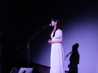 東山奈央さん、満天の星空の下で“イマココ”を熱唱! プラネタリウムで、2ndシングル発売記念プレミアムイベント開催