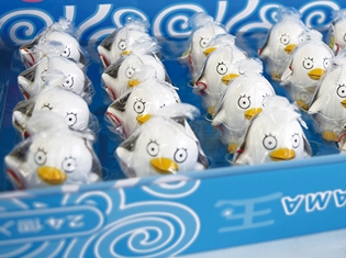 『銀魂』エリザベスの中に、全8種類の銀玉が!? 根付入りフィギュアが「ジャンプショップ」で6月下旬から販売開始