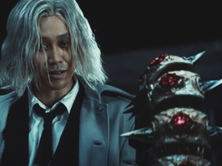 映画『東京喰種 トーキョーグール』大泉洋さん演じる真戸呉緒の「クインケ」を持った新ビジュアルが解禁!