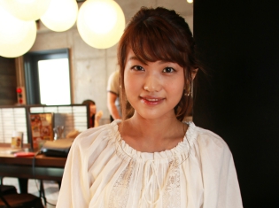 早見沙織さんがコラボメニューを一足早く試食! 収録の話も飛び出した『覆面系ノイズ』コラボカフェ開催記念試食会をレポート