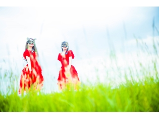ClariS、野外撮影も実施した1st写真集「illusion ~ひかりに包まれて~」発売決定! ワンマンライブの新ビジュアルも解禁