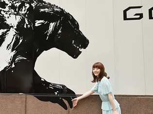 アニメ映画『GODZILLA 怪獣惑星』花澤香菜さん、新宿に現れた2体目のゴジラとツーショット! 巨大アートがビルの壁面に登場